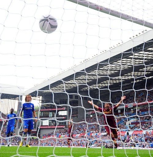 Manchester City's Sergio Aguero (R) celebrates Yaya Toure's goal against Chelsea